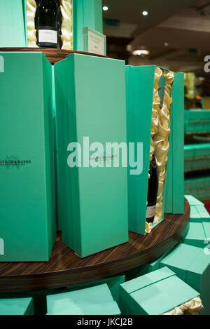 England, London, St. James, Fortnum and Mason speichern, giftboxes Stockfoto