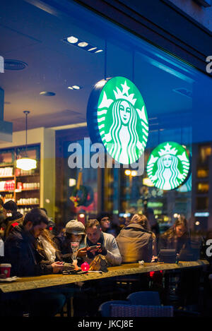 Paiser Platz, Starbucks Café Fenster gegenüber dem Brandenburger Tor, Mitte, Berlin, Deutschland Stockfoto