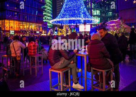 Deutschland, Berlin, Mitte, Potsdamer Platz, Interieur des Sony-Centers am Abend Stockfoto