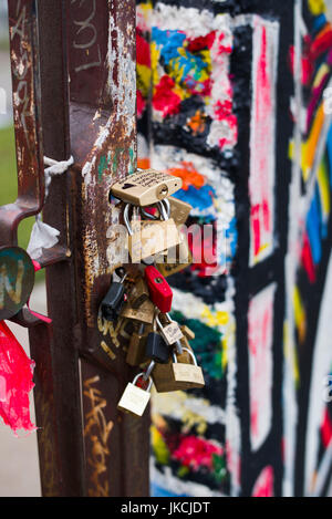 Deutschland, Berlin, Friendrichshain, East Side Gallery, Wandmalereien an der Berliner Mauer und Liebe Schleusen auf Tor Stockfoto