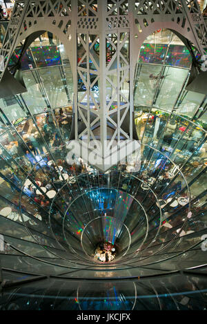 Deutschland, Berlin, Mitte, Friendrichstrasse, Galeries Lafayette, Interieur mit Eiffelturm Stockfoto