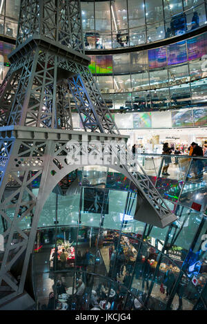 Deutschland, Berlin, Mitte, Friendrichstrasse, Galeries Lafayette, Interieur mit Eiffelturm Stockfoto