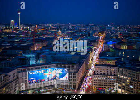 Deutschland, Berlin, Mitte, Panorama Punkt-Potsdamer Platz, erhöhten Blick auf Leipzigerstrasse, Abend Stockfoto