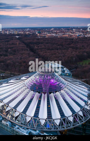 Deutschland, Berlin, Mitte, Panorama Punkt-Potsdamer Platz, erhöhten Blick auf die Sony-Center, Dämmerung Stockfoto