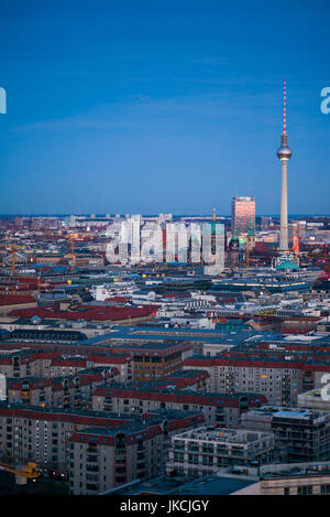 Deutschland, Berlin, Mitte, Panorama Punkt-Potsdamer Platz, erhöhten Blick Richtung Fernsehturm Alexander Platz, Dämmerung Stockfoto