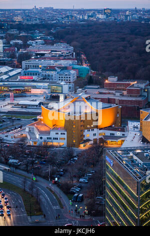 Deutschland, Berlin, Mitte, Panorama Punkt-Potsdamer Platz, erhöhten Blick auf die Philharmonie, Konzerthalle, Dämmerung Stockfoto