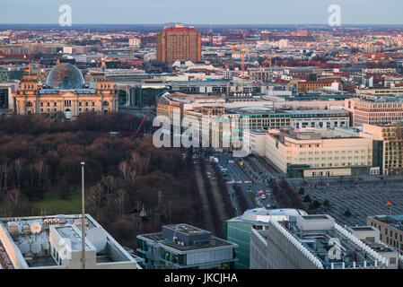 Deutschland, Berlin, Mitte, Panorama Punkt-Potsdamer Platz, erhöhten Blick auf dem Reichstag und dem Pariser Platz, Sonnenuntergang Stockfoto