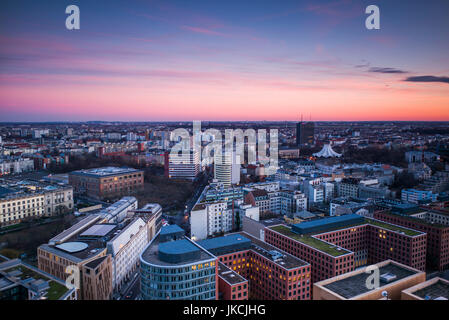 Deutschland, Berlin, Mitte, Panorama Punkt-Potsdamer Platz, erhöhte Stadtansicht in Richtung Bezirk Kreuzberg, Dämmerung Stockfoto