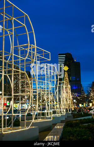Deutschland, Berlin, Charlottenburg, Kurfurstendam, Berlin Schilder mit Kaiser-Wilhelm-Gedächtnis-Kirche im Hintergrund, Dämmerung Stockfoto