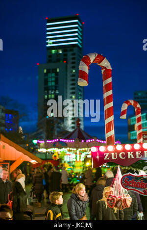 Deutschland, Berlin, Charlottenburg, Kurfurstendam, Stadt-Weihnachtsmarkt und der Waldorf-Astoria-Hotel im Zoofenster Gebäude, Dämmerung Stockfoto