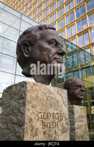 Deutschland, Berlin, Kreuzberg, Statuen von US-Präsident Bush Gerge H.W. und deutschen Ministerpräsidenten Helmut Kohl Stockfoto