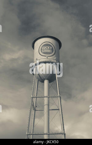 USA, North Carolina, Durham, American Tobacco und City Center Complex, gemischt verwenden Raum in renovierten Tabak lagern, Lucky Strike Wasserturm Stockfoto