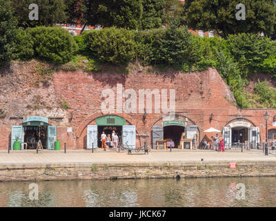 21. Juni 2017: Exeter Quay, Devon, England, UK - Einkaufen in Exeter Quay. Stockfoto