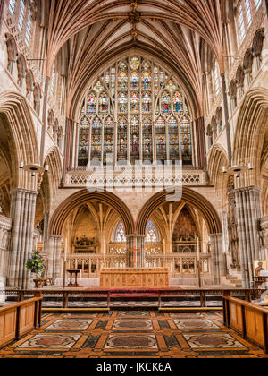 24. Juni 2017: Exeter, Devon, UK - Altar und Ost-Fenster der Kathedrale von Exeter, Devon, England, gesehen aus dem Chor. Stockfoto