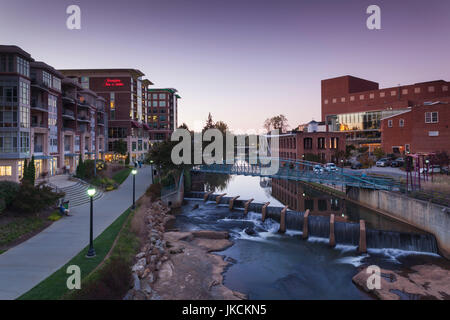 Abenddämmerung Falls Park am Fluss Reedy, am Flussufer Bauten, Greenville, South Carolina, USA Stockfoto