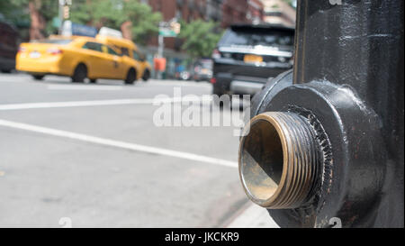 Öffnen Sie Zapfen, Nahaufnahme, Hydranten, niedrigen Winkel, verschwommene New York City Straße in Bewegung, gelbes taxi Stockfoto