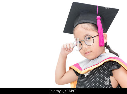 süße Asiatin Schüler denken in Graduation Cap mit Zertifikat isoliert auf weißem Hintergrund. Bildung und Menschen. Stockfoto