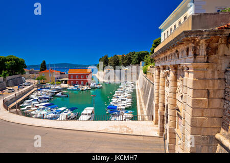 Zadar-Stadttor und Fosa Hafen Blick, Dalmatien, Kroatien Stockfoto