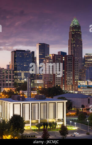 USA, North Carolina, Charlotte, erhöhten Blick auf die Skyline der Stadt von Südosten, Dämmerung Stockfoto