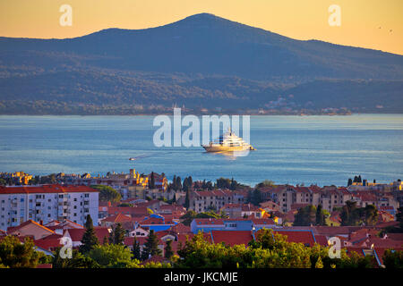 Zadar-Waterfront und Ugljan Insel Blick auf den Sonnenuntergang, Megayacht im Kanal, Dalmatien, Kroatien Stockfoto