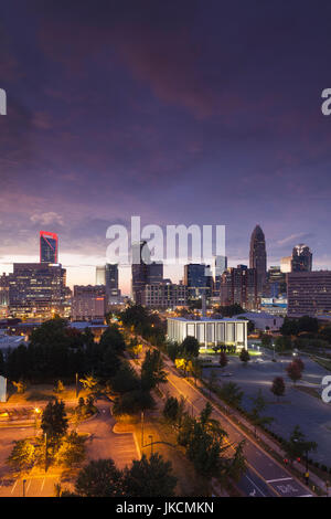 USA, North Carolina, Charlotte, erhöhten Blick auf die Skyline der Stadt von Südosten, Dämmerung Stockfoto