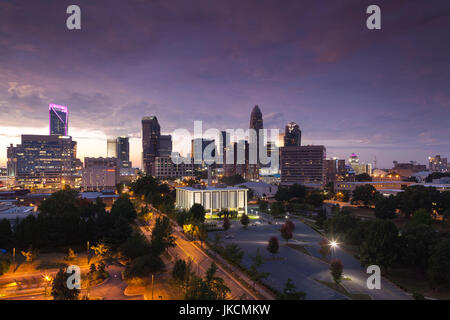 USA, North Carolina, Charlotte, erhöhten Blick auf die Skyline der Stadt von Südosten, Dämmerung Stockfoto