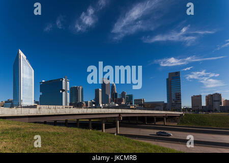 USA, North Carolina, Charlotte, Skyline der Stadt vom Westen Stockfoto