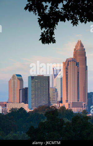 USA, North Carolina, Charlotte, erhöhten Blick auf die Skyline der Stadt vom Nordosten, dawn Stockfoto