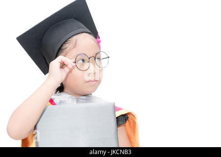 süße Asiatin Schüler denken in Graduation Cap mit Zertifikat isoliert auf weißem Hintergrund. Bildung und Menschen. Stockfoto