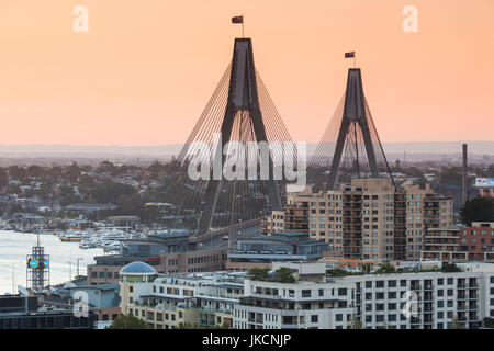 Australien, New South Wales, New South Wales, Sydney, Anzac Bridge, erhöhte Ansicht, Sonnenuntergang Stockfoto