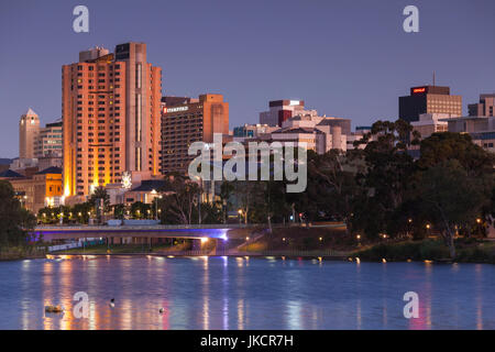 Australien, South Australia, Adelaide, Skyline vom Lake Torrens, tagsüber, abends Stockfoto