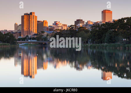 Australien, South Australia, Adelaide, Skyline vom Lake Torrens, tagsüber, abends Stockfoto