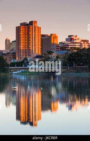 Australien, South Australia, Adelaide, Skyline vom Lake Torrens, tagsüber, abends Stockfoto