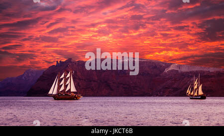 Segelboot in Santorini, Griechenland. Segelschiff in der Nähe einer Insel Kykladen navigieren. Das Foto ist bei Sonnenuntergang aufgenommen. Stockfoto