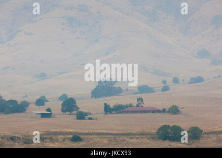 Australien, Victoria, VIC, Huon, Landschaft von Lake Hume mit Wald Feuer Rauch Stockfoto