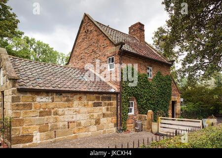 Australien, Victoria, VIC, Melbourne, East Melbourne, Fitzroy Gardens, kocht Hütte rekonstruiert Yorkshire Hütte gebaut von den Eltern der Entdecker Captain James Cook Stockfoto