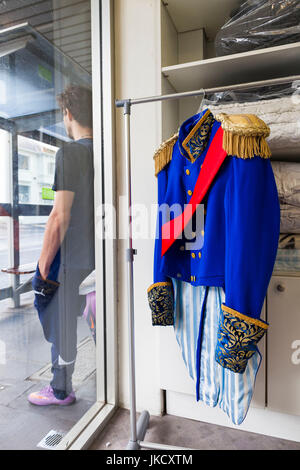 Australien, Victoria, VIC, Melbourne, Prahran, Oper Unternehmen einheitliche Kostüm im Fenster des chemischen Reinigungen Stockfoto