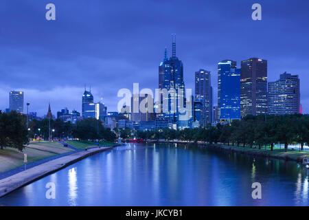 Australien, Victoria, Melbourne, VIC Skyline entlang Yarra River Dawn Stockfoto