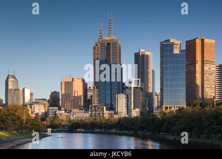 Australien, Victoria, Melbourne, VIC Skyline entlang Yarra River, morgen Stockfoto