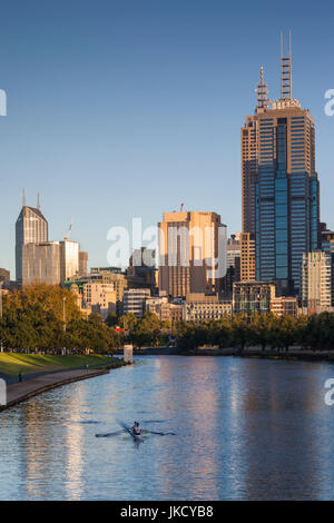 Australien, Victoria, Melbourne, VIC Skyline entlang Yarra River, morgen Stockfoto