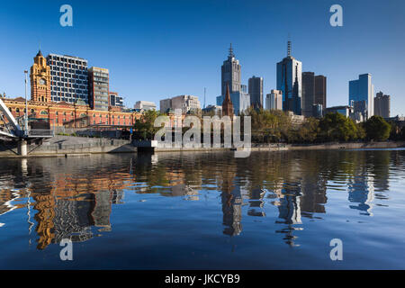 Australien, Victoria, Melbourne, VIC Skyline entlang Yarra River, morgen Stockfoto