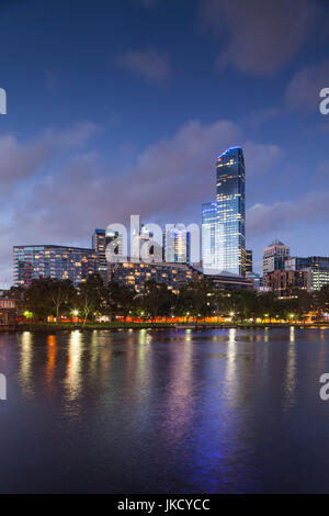 Australien, Victoria, Melbourne, VIC Skyline mit Rialto Towers am Yarra River, Dämmerung Stockfoto