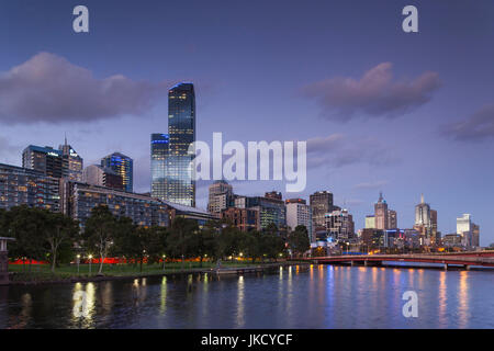 Australien, Victoria, Melbourne, VIC Skyline mit Rialto Towers am Yarra River, Dämmerung Stockfoto