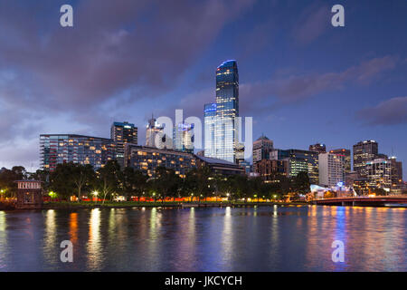 Australien, Victoria, Melbourne, VIC Skyline mit Rialto Towers am Yarra River, Dämmerung Stockfoto