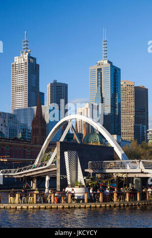 Australien, Victoria, Melbourne, VIC Skyline mit Yarra River Steg, am späten Nachmittag Stockfoto
