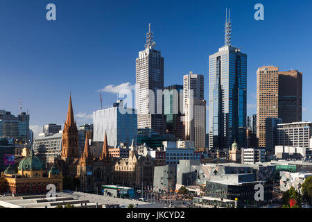 Australien, Victoria, VIC, Melbourne, Skyline, erhöhten Blick, am späten Nachmittag Stockfoto