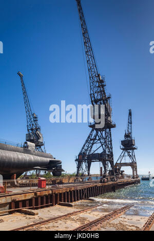 Australien, Western Australia, Freemantle, Freemantle Port, Western Australian Maritime Museum, HMAS Öfen, u-Boot und Fracht-Krane Stockfoto