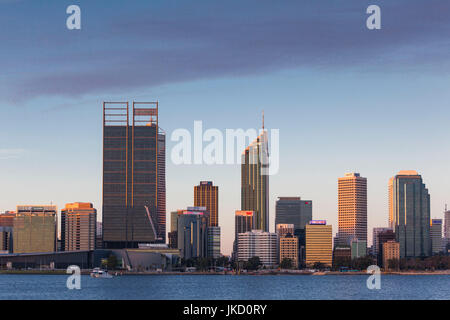 Australien, Western Australia, Perth, Skyline der Stadt vom Swan River, Dämmerung Stockfoto