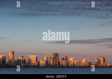 Australien, Western Australia, Perth, Skyline der Stadt vom Swan River, Dämmerung Stockfoto