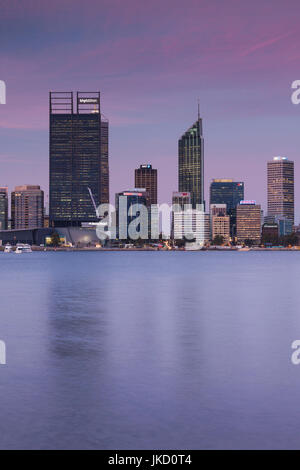 Australien, Western Australia, Perth, Skyline der Stadt vom Swan River, Dämmerung Stockfoto